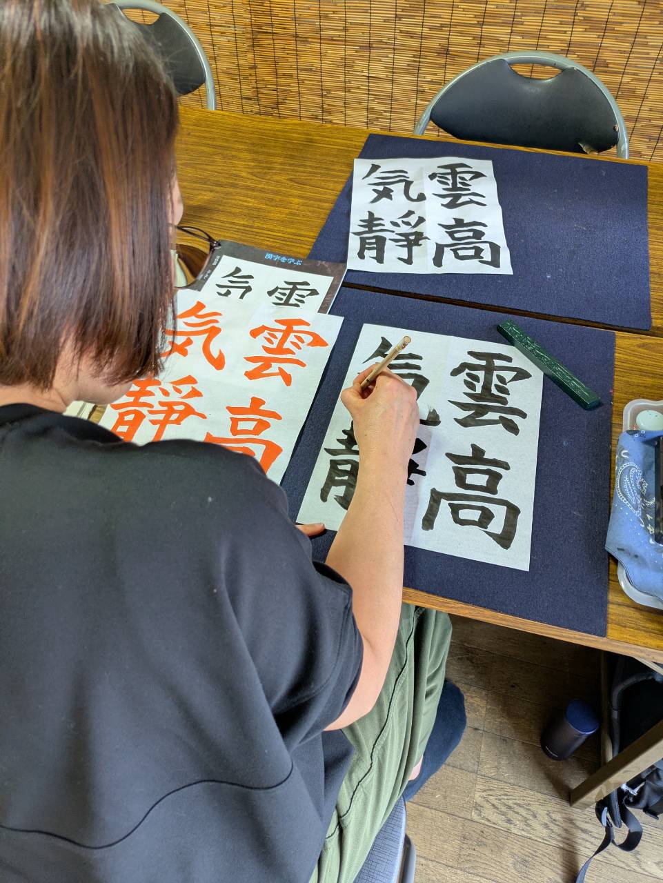 お手本を見ながら楷書を書く大人の生徒さん