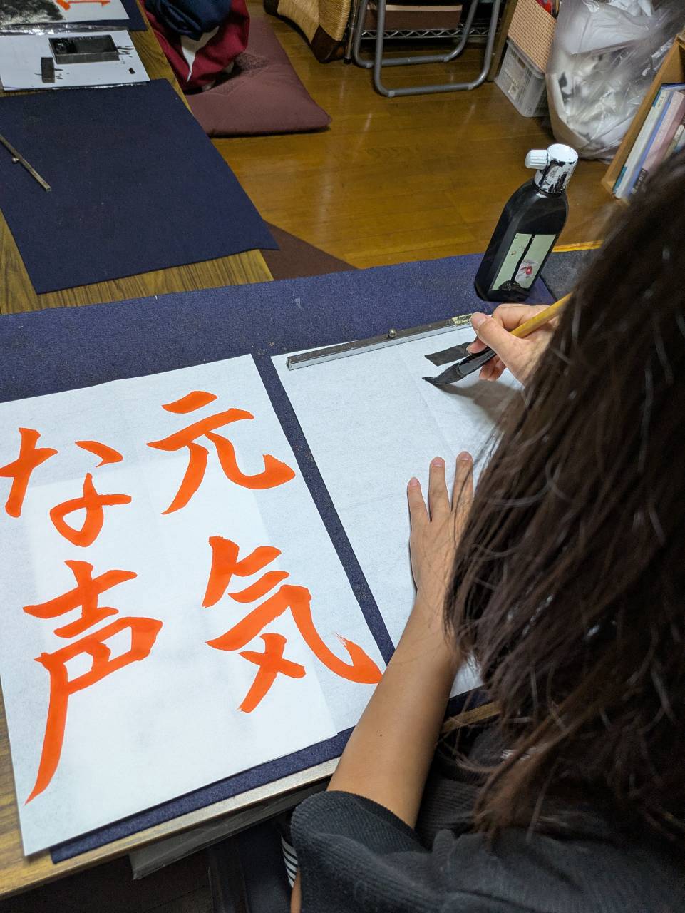 千詠書道 川越教室で「元気な声」の一画目を書き始める生徒さん